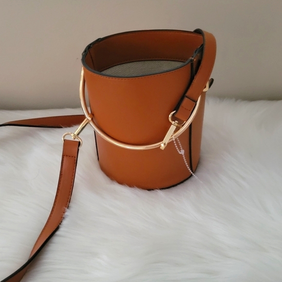 Iam never used it's small crossbody beautiful tan color - Picture 5 of 5